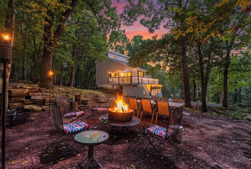 Dog-Friendly Home, Sleeps 6, Game Room & Fire Pit