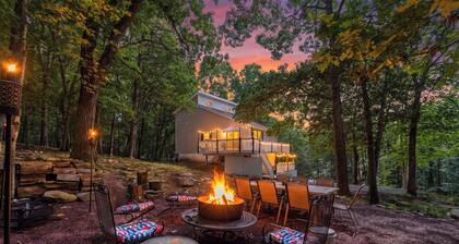 Dog-Friendly Home, Sleeps 6, Game Room & Fire Pit