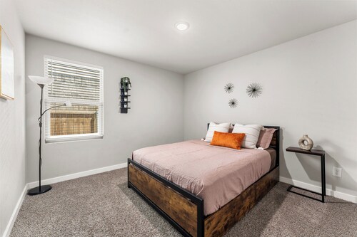 Premium  4BR Home Near Midland airport