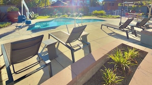 A poolside area with lounge chairs, a pool, and a building in the background. - Entire place: Apto in Menlo Park, CA, USA (Menlo Park)