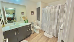 A modern bathroom with a toilet, bidet, and shower curtain. - Entire place: Apto in Menlo Park, CA, USA (Menlo Park)