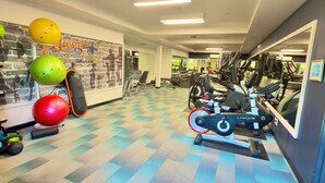 A gym with exercise equipment, a patterned floor, and motivational posters. - Entire place: Apto in Menlo Park, CA, USA (Menlo Park)