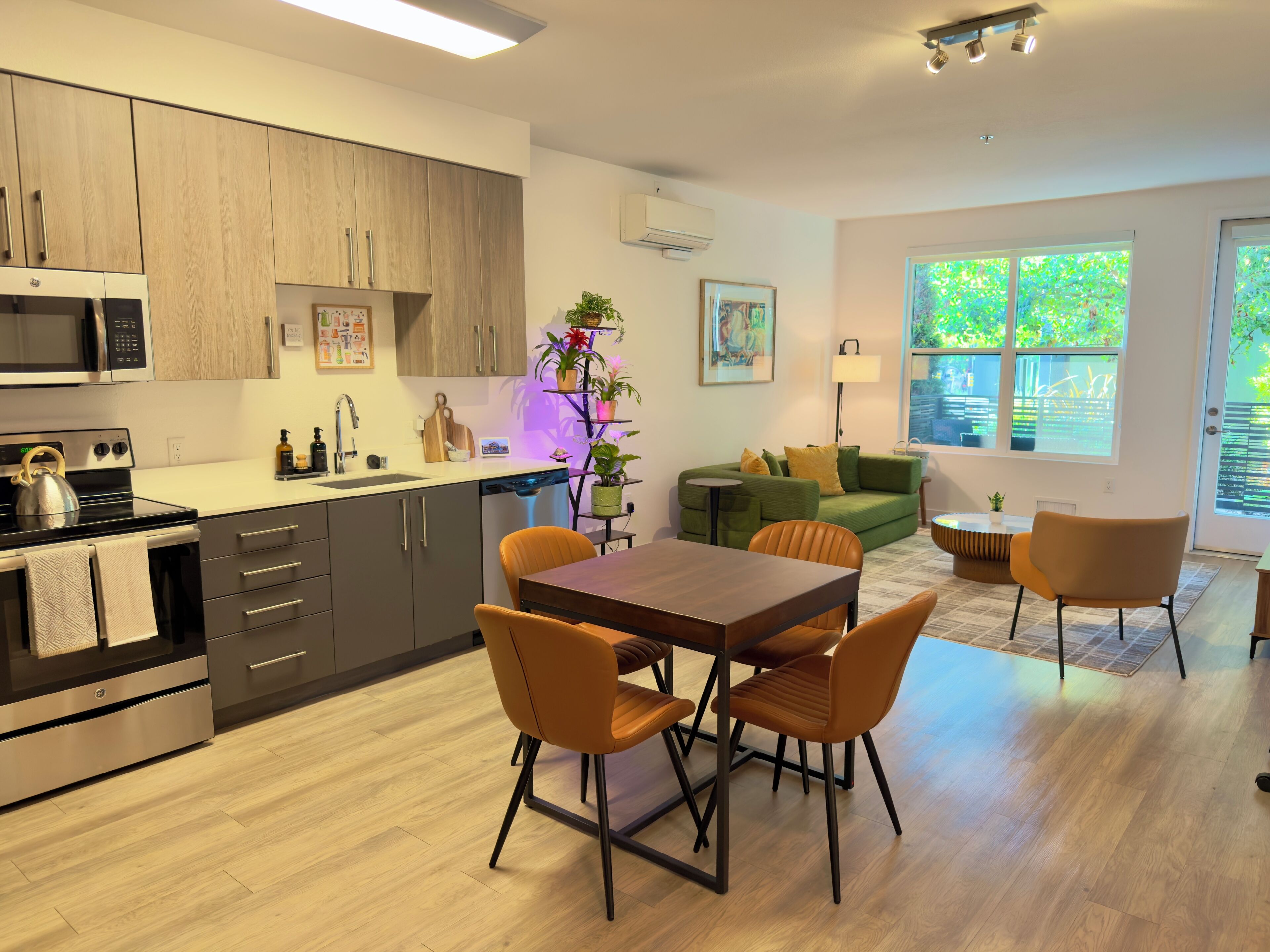Coffee/tea maker, fridge, microwave, oven