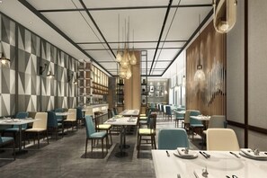 Een modern restaurantinterieur met tafels en stoelen, hanglampen en een wand met een geometrisch patroon.