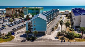 Et hotel med pool, beliggende tæt på en strand med frit havudsigt.
