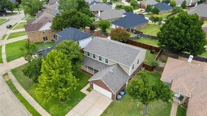Un quartier résidentiel avec des maisons, des pelouses et des arbres.