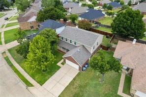 A residential area with houses, lawns, and trees. - 6BR Dallas Getaway - Next to Green Trails & Joe Pool Lake (Dallas)