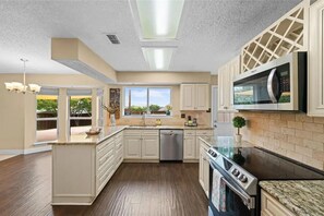 Private kitchen - 6BR Dallas Getaway - Next to Green Trails & Joe Pool Lake (Dallas)