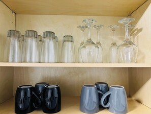 A wooden shelf with clear glass bottles and black mugs. - HILL CORNER QUIET HIDEAWAY APARTMENT IN DECATUR GA (Decatur)