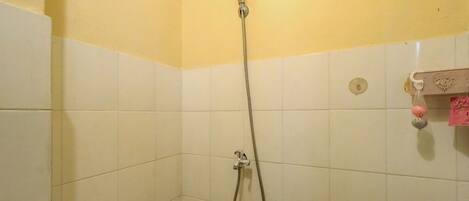Eine Dusche mit Duschbrause und flexiblen Schlauch.