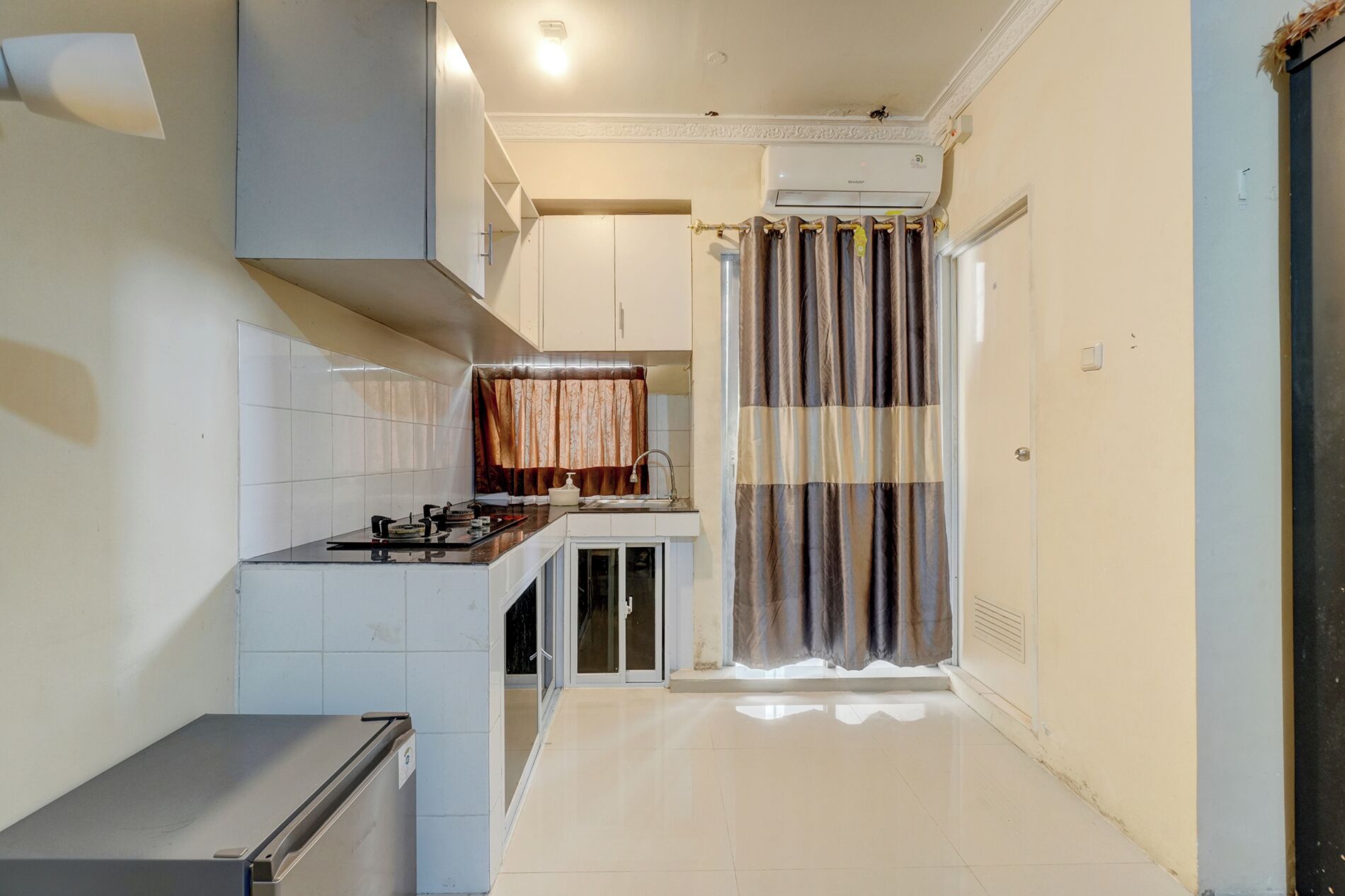 Deluxe Room | Private kitchen | Mini-fridge, stovetop, cookware/dishes/utensils
