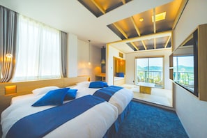 Habitación de hotel con una cama grande, un balcón con vistas y un diseño moderno en el techo.