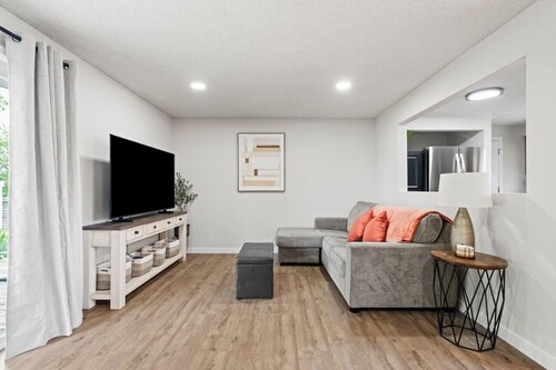 Newly Remodeled 3BR | King Bed | Large Yard