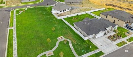 Zona residencial con casas, un espacio verde central y una entrada de acceso curva.