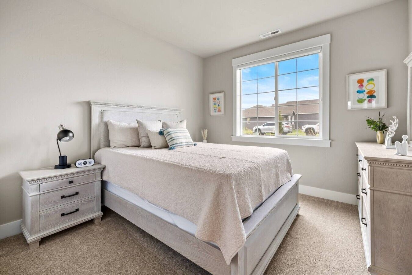Desk, iron/ironing board, WiFi, bed sheets