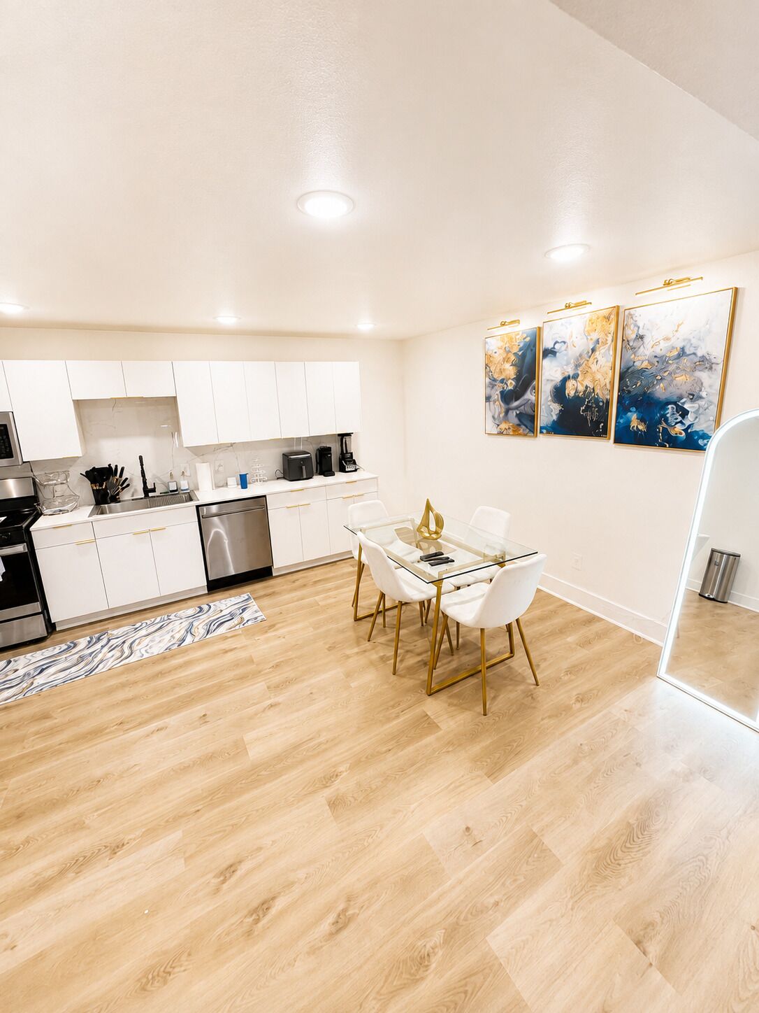 Apartment, 2 Bedrooms | Dining