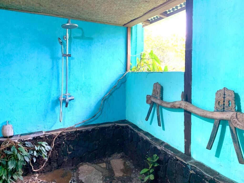 Habitación básica, balcón, vista parcial al océano | Baño