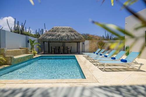 Private 3BR2BA Villa w/ Private Pool & Close2Beach