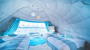 A room with a dome ceiling, two beds, a white rug, and a window with curtains. - GLAMPREMIER Naruto (Naruto-shi Naruto-cho)