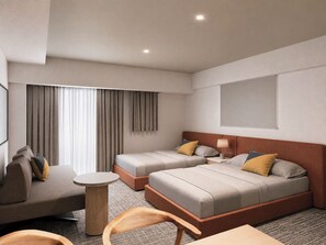 Une chambre d’hôtel avec deux lits, un canapé, une petite table et une chaise.
