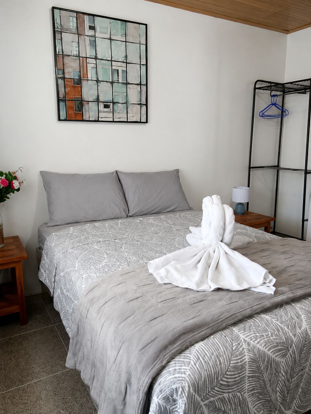 Tabla de planchar con plancha, internet y ropa de cama 