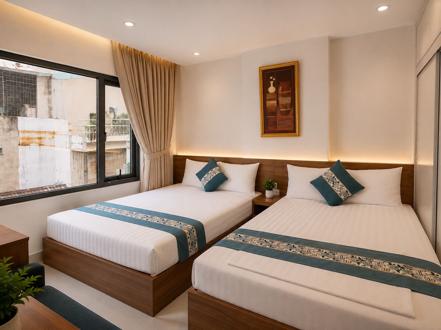 Una habitación de hotel con dos camas, una ventana con cortinas, una mesita de noche con una planta y un cuadro colgado en la pared.