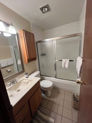 Un bagno con lavandino, toilette e cabina doccia in vetro.