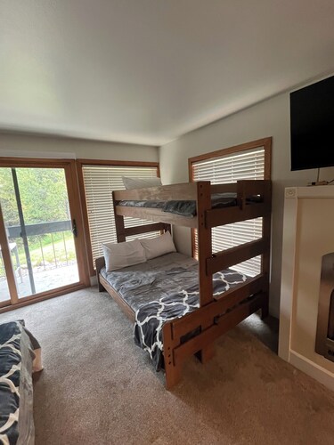 Slopeside Condo-2 Minute Walk to Ski Lifts or Lake- Remodeled 2026 -