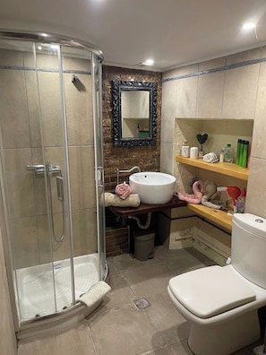 A bathroom with a glass-enclosed shower, a white sink, and a toilet. - Cozy Kerkyra Studio with Extra Beds (Kerkira)