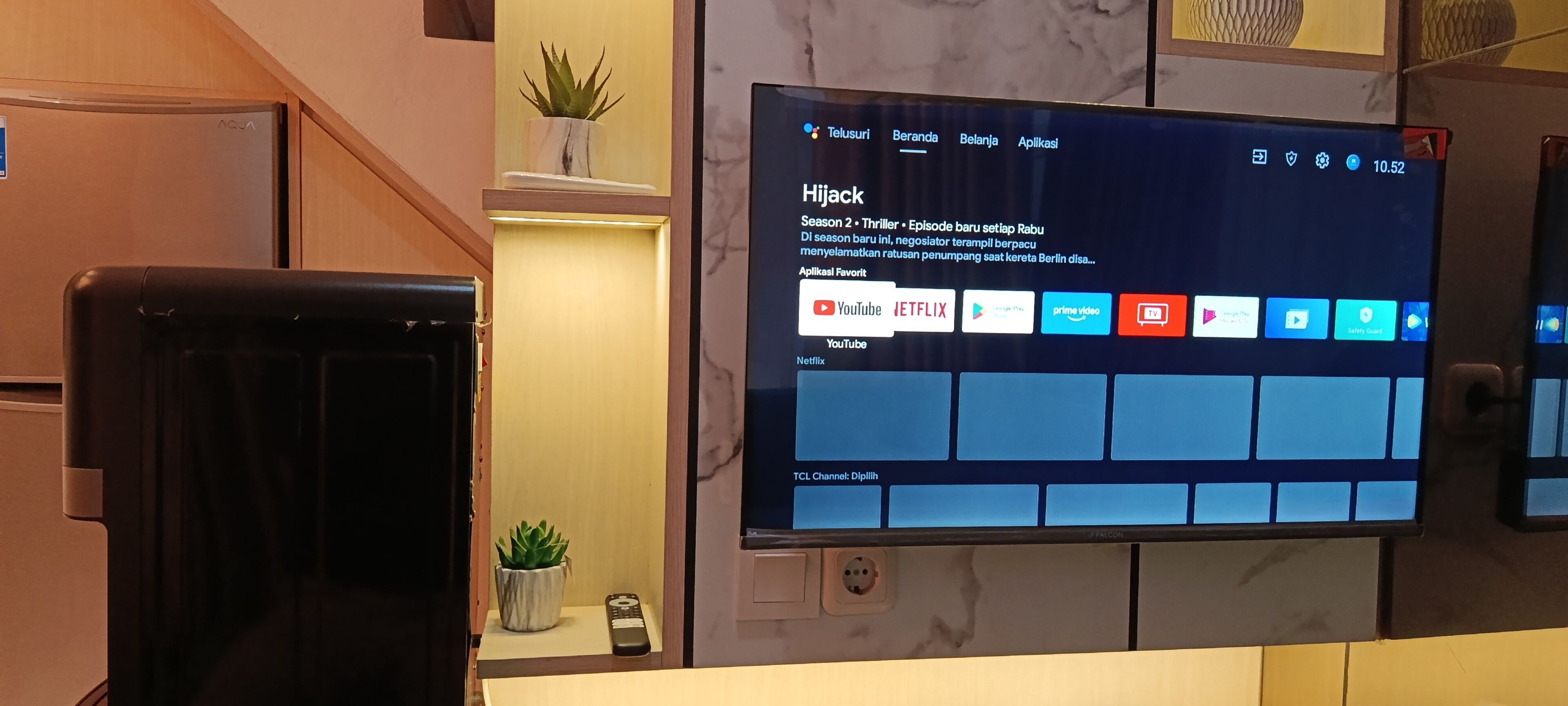 Una pantalla de televisión muestra una interfaz de servicio de transmisión con varios iconos de aplicaciones.