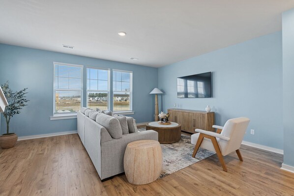 Living area - Cane Bay / Summerville getaway—where Southern hospitality meets modern comfort. (Summerville)