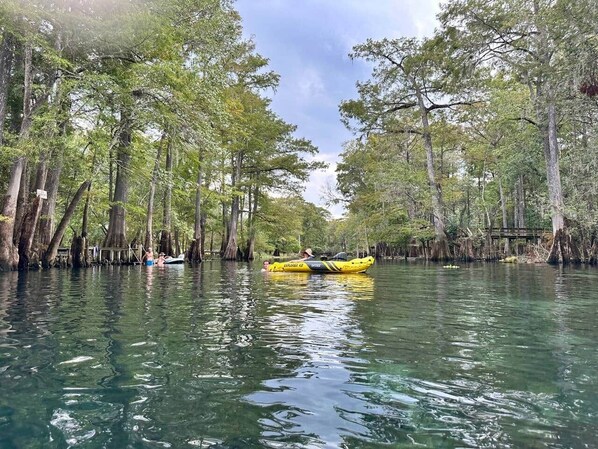 Three Rivers Crystal Cabin - Photo of Itchetucknee Private Access Park Tubing Swiming Kayaking
