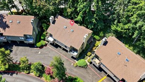 A residential area with multiple two-story houses, each with a flat roof and small windows. - Stylish 2BR Near Bellevue & Kirkland w/ Pool+AC (Bellevue)