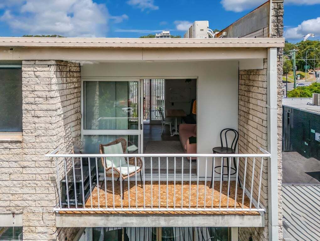Ein Balkon mit Blick ins Innere, inklusive einer Sitzecke und einem Fenster.