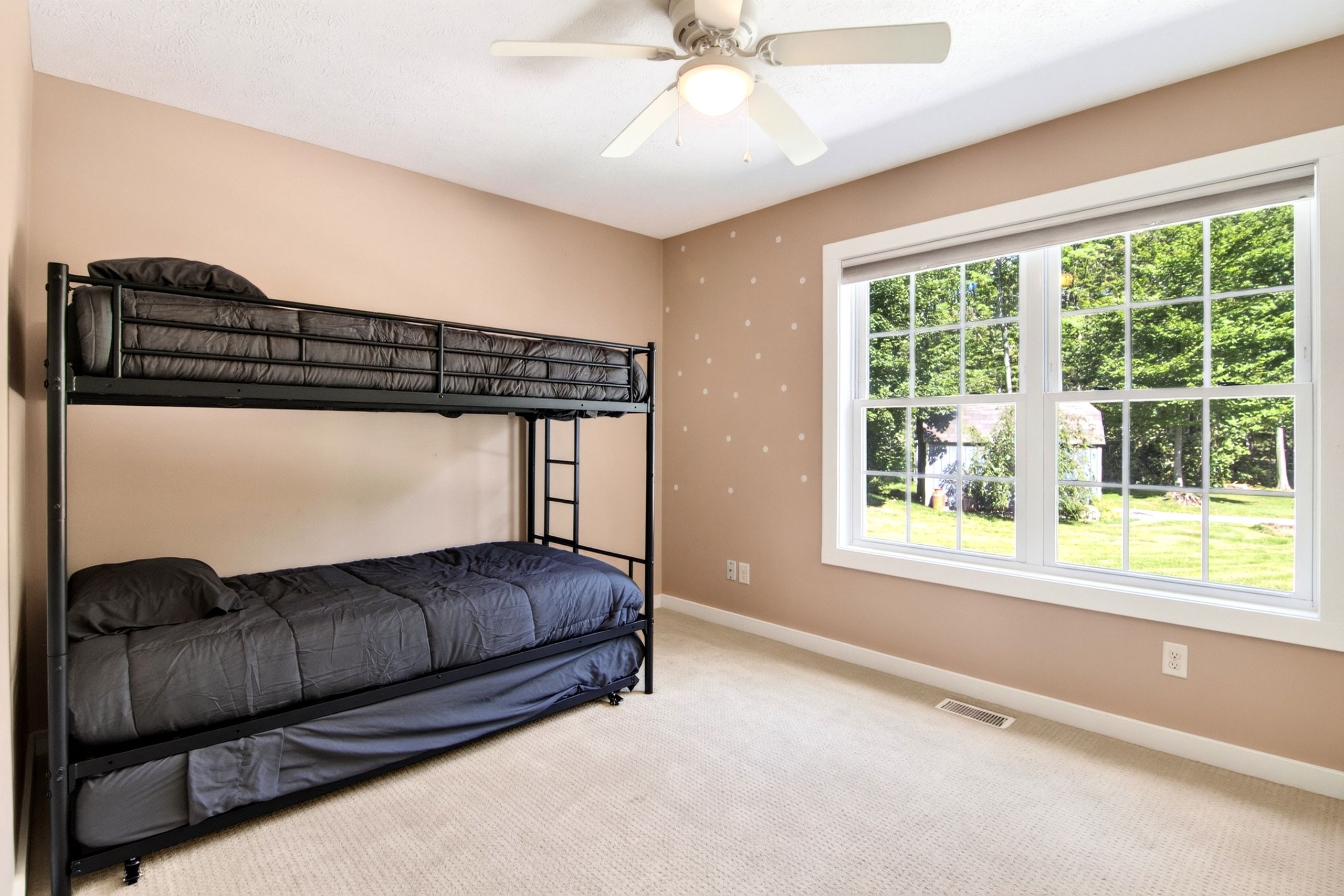 4 bedrooms, iron/ironing board, WiFi, bed sheets