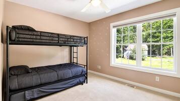 4 bedrooms, iron/ironing board, WiFi, bed sheets
