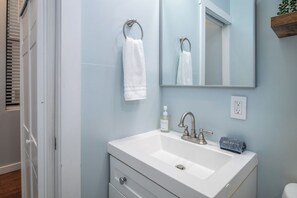 Douche, sèche-cheveux, serviettes fournies, savon
