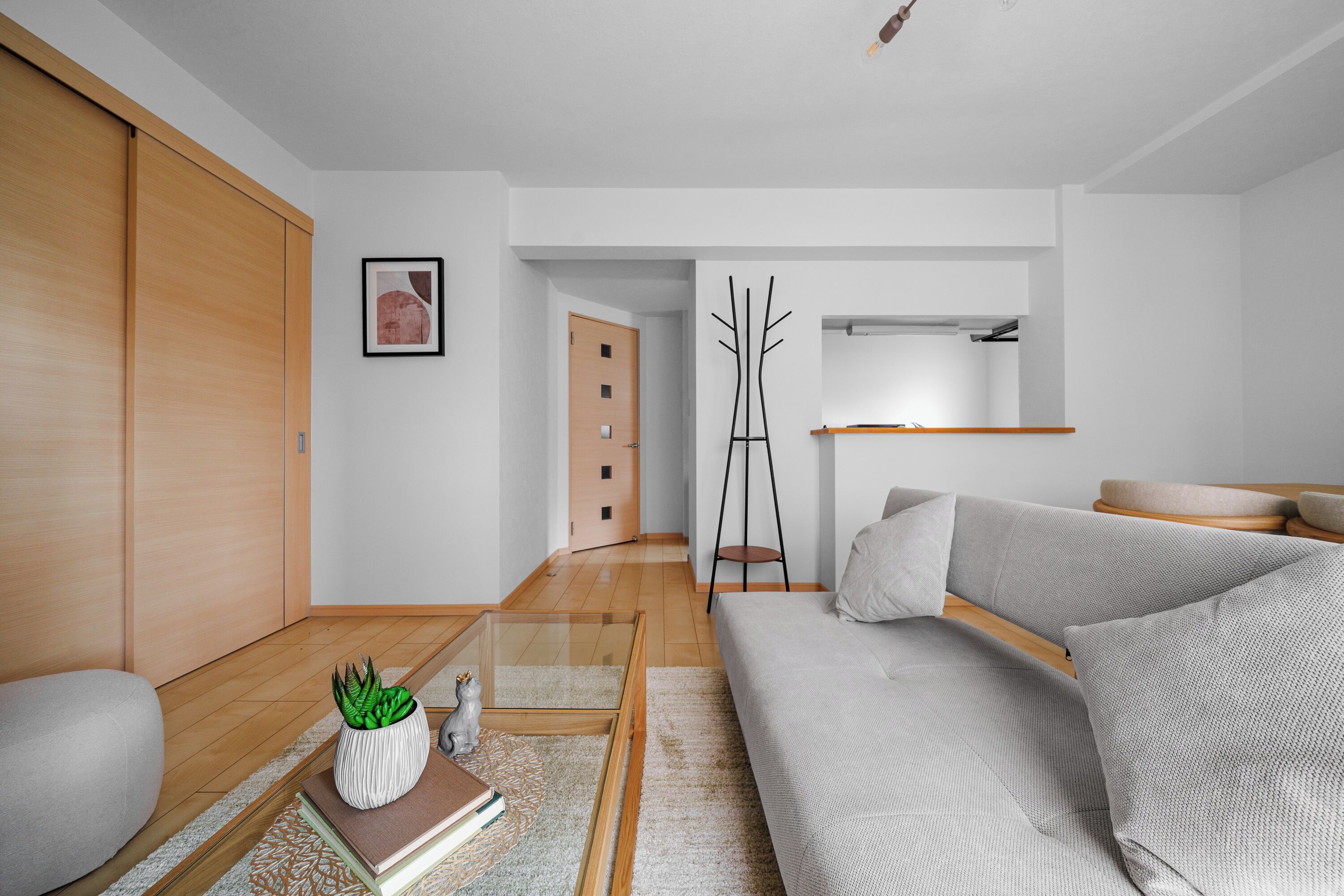 Una sala de estar moderna con un sofá, una mesa de centro y una estantería.