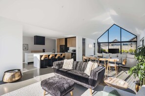 Un intérieur moderne avec un canapé, une table à manger et des chaises.