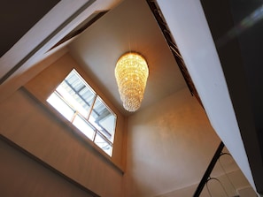 A room with a skylight and a chandelier. - Phraya Hostel (Bangkok)