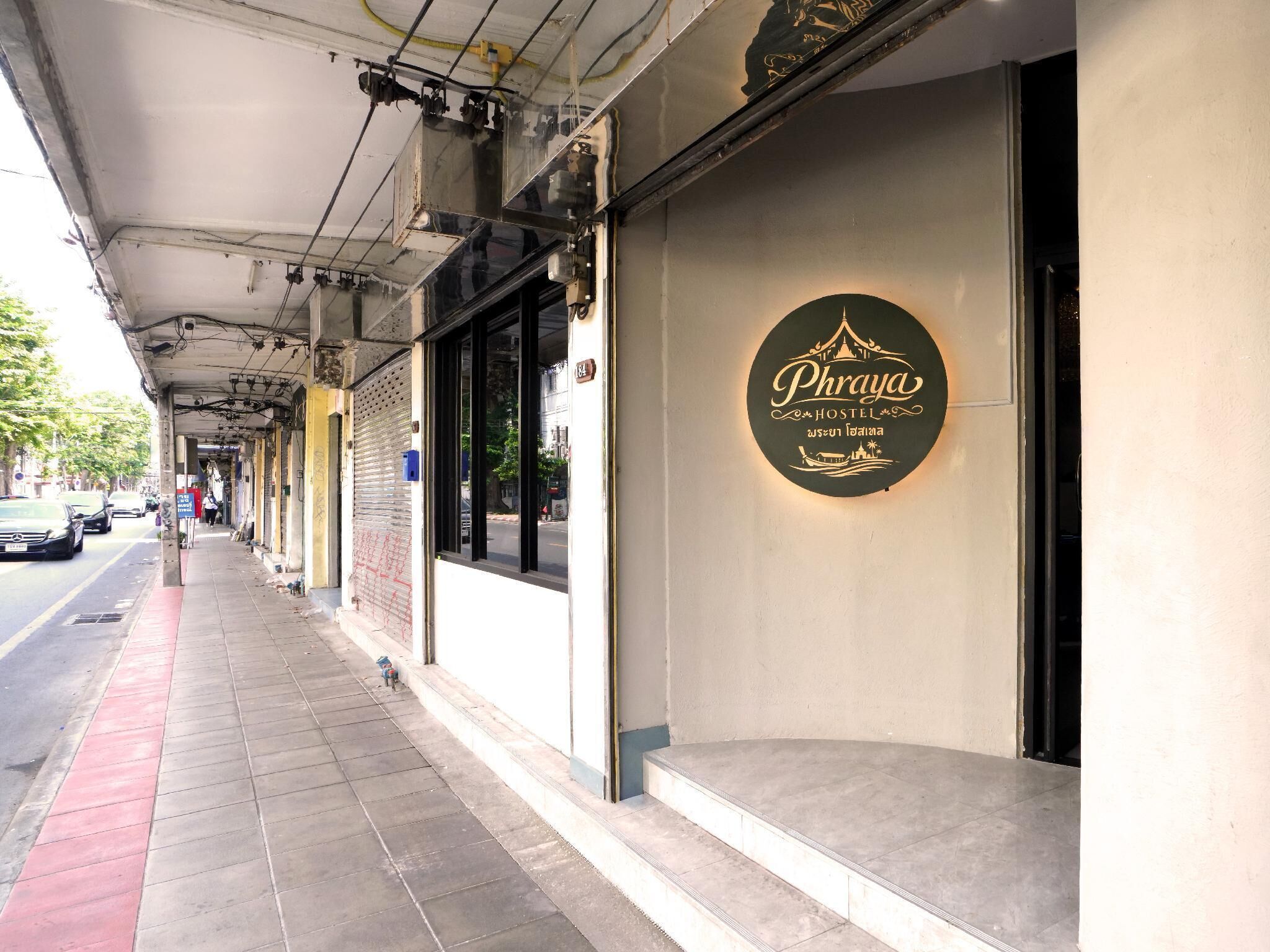 Une auberge de jeunesse avec une enseigne indiquant son nom et son logo.