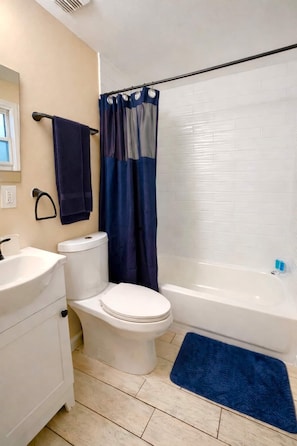 Ein Badezimmer mit Toilette, Waschbecken und Badewanne.