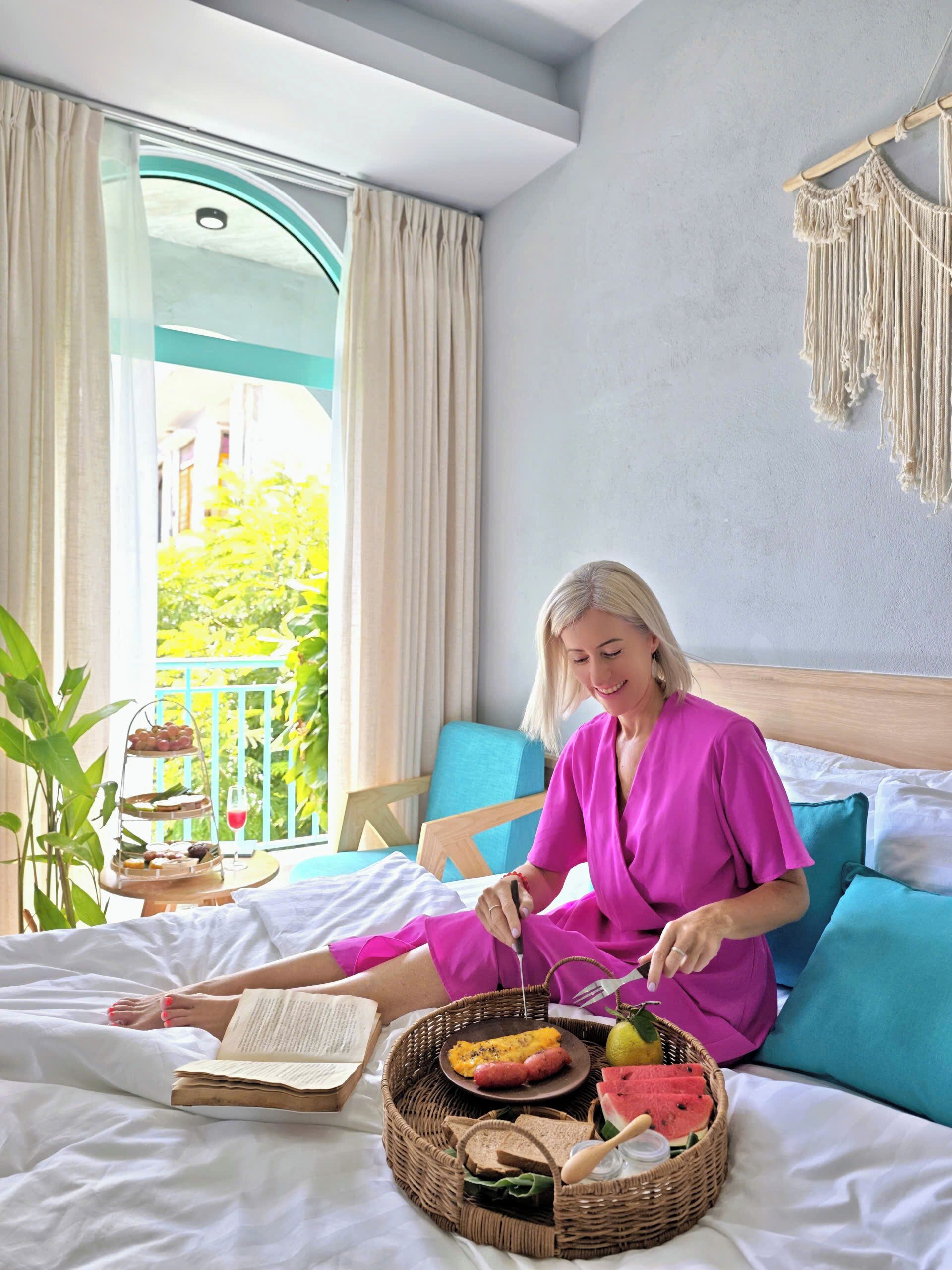 Deluxe Studio Suite, Non Smoking, Courtyard Area | Laptop workspace, WiFi (free)