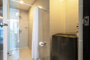 Une salle de bain moderne avec une douche à parois de verre, des toilettes et un lavabo noir.