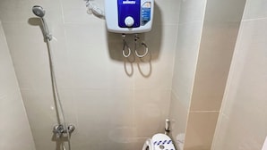Pieni kylpyhuone, jossa on wc, bidee ja suihku.