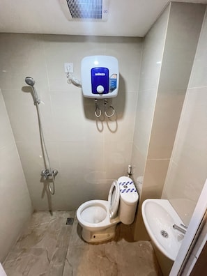 Studio Basic, pemandangan kota | Kamar mandi