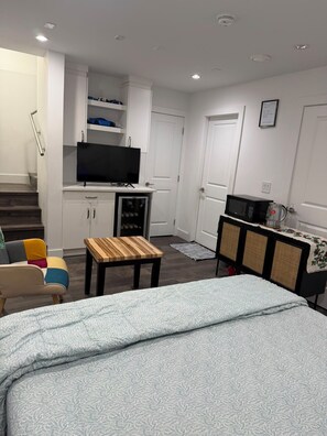 Unclassified image, 3 of 9, button - South Surrey Suite! 
Close to recreation, Morgan crossing, white rock beach! (Surrey)