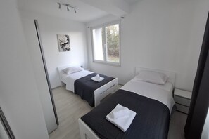 A bedroom with two beds, a window, and a painting on the wall. - Two bedroom apartment with terrace and sea view Pridraga - Cuskijaš, Novigrad (A-27969-a) (Pridraga)