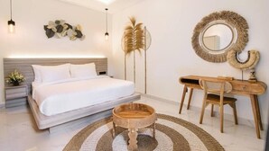 Een moderne slaapkamer met een bed, nachtkastje en bureau met stoel.