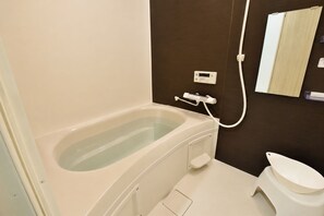 A bathroom with a bathtub, a toilet, and a mirror. - Nishikujo -EN- (Osaka konohanaku nishikujyo)